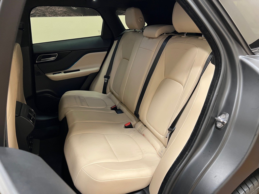 2020 Jaguar F-PACE Image 32