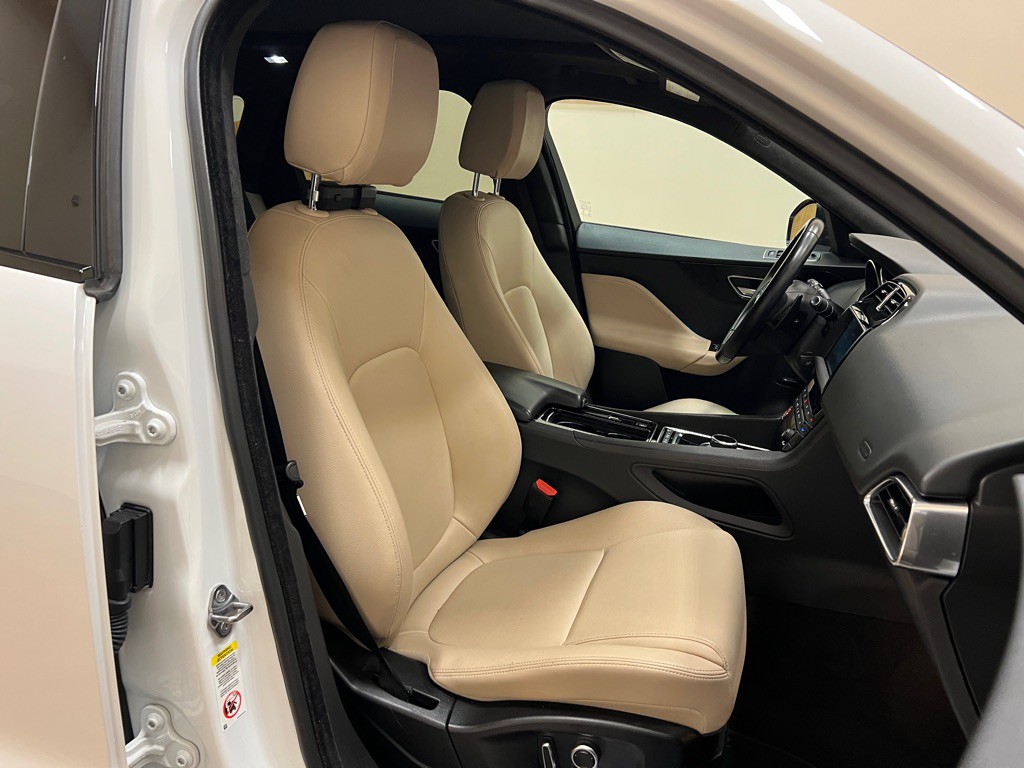 2020 Jaguar F-PACE Image 35