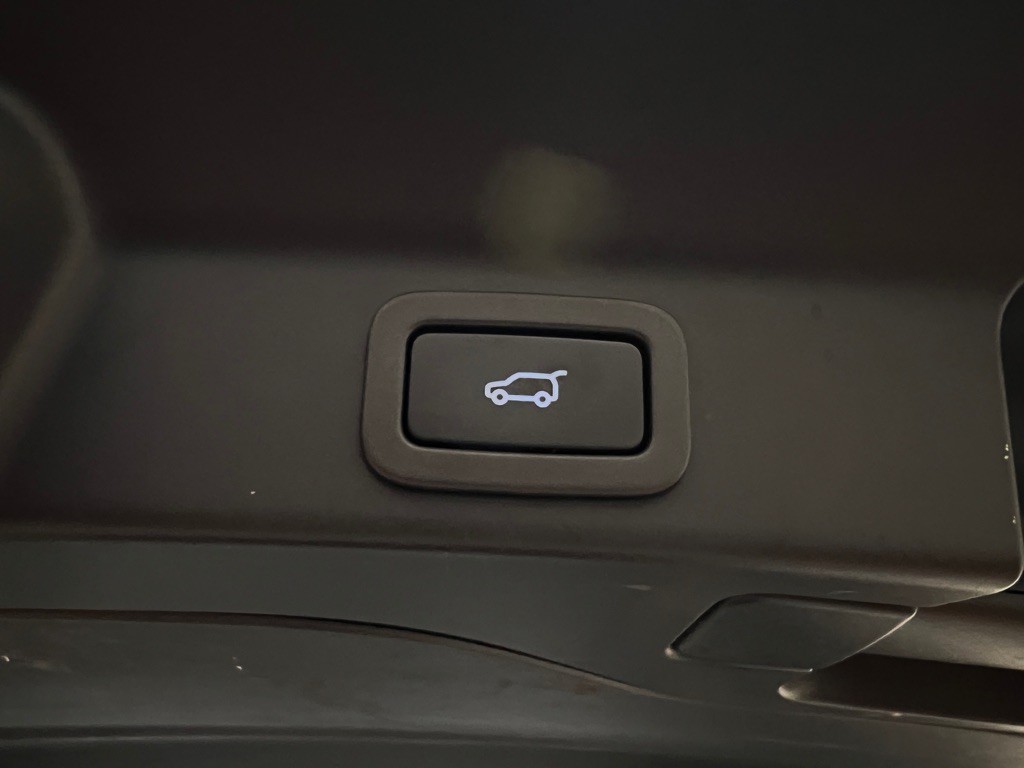2020 Jaguar F-PACE Image 38
