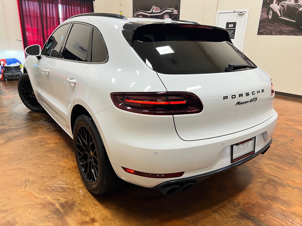 2017 Porsche Macan Image 2