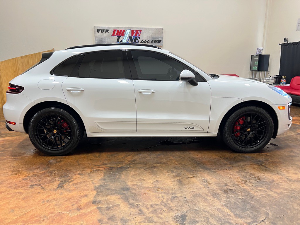 2017 Porsche Macan Image 10