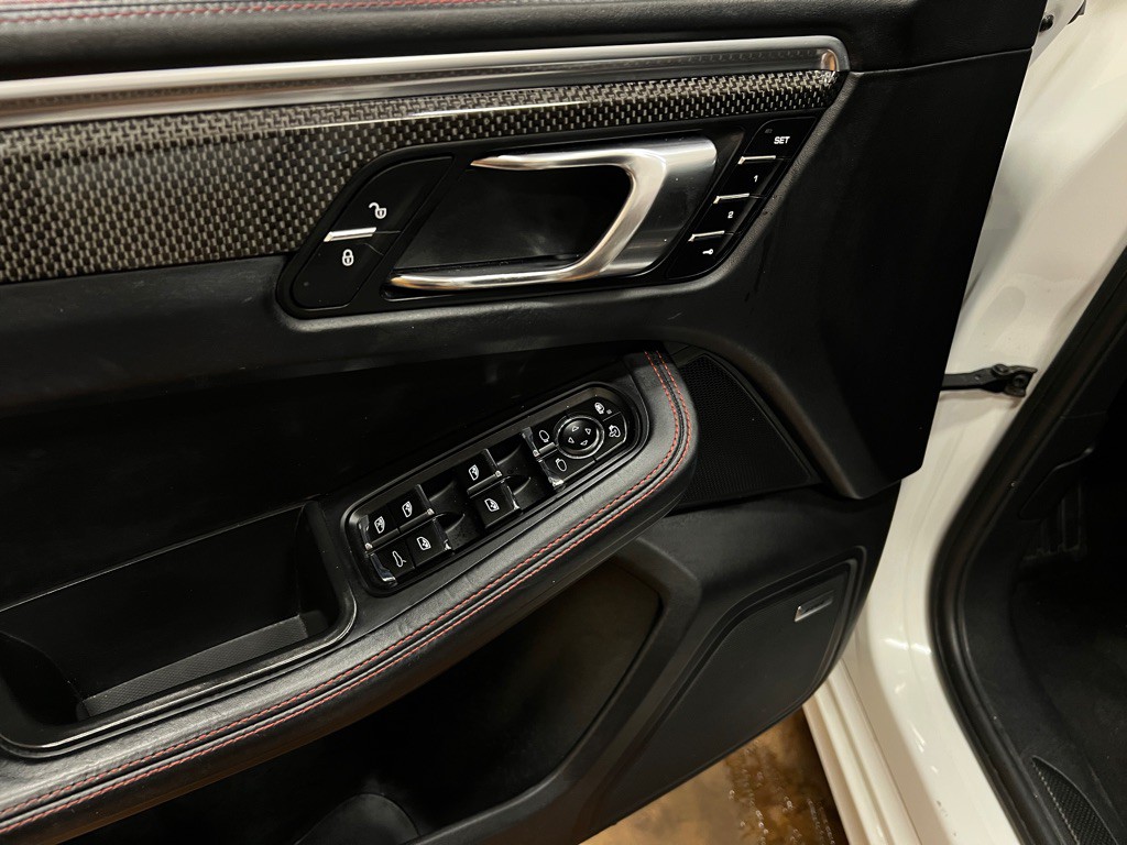 2017 Porsche Macan Image 27