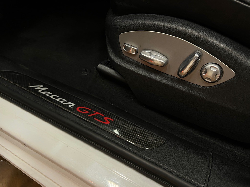 2017 Porsche Macan Image 28