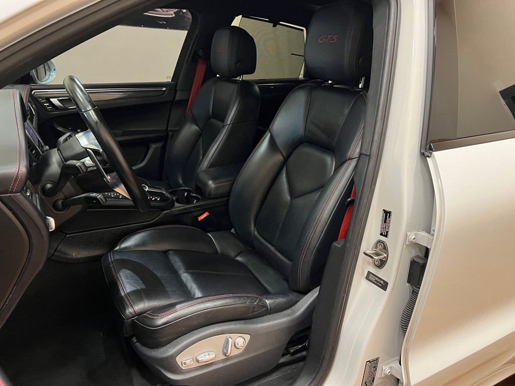 2017 Porsche Macan Image 30