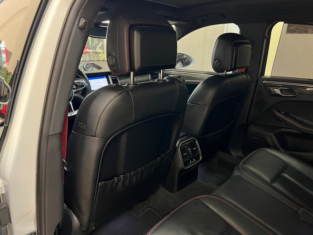 2017 Porsche Macan Image 31
