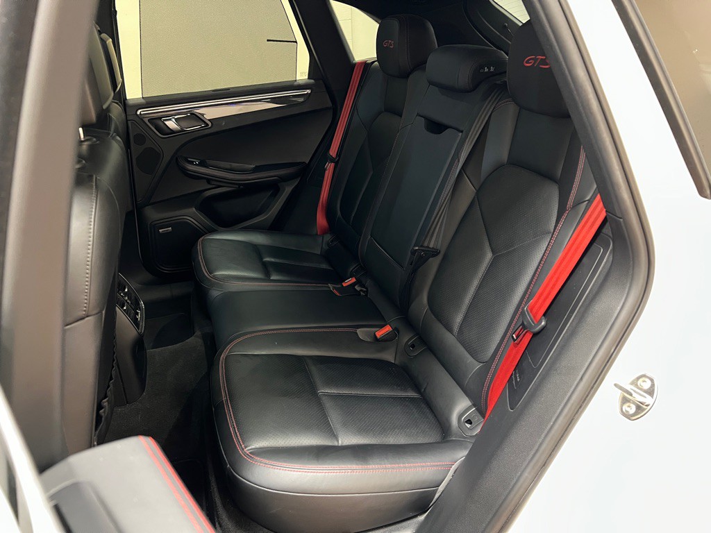2017 Porsche Macan Image 32