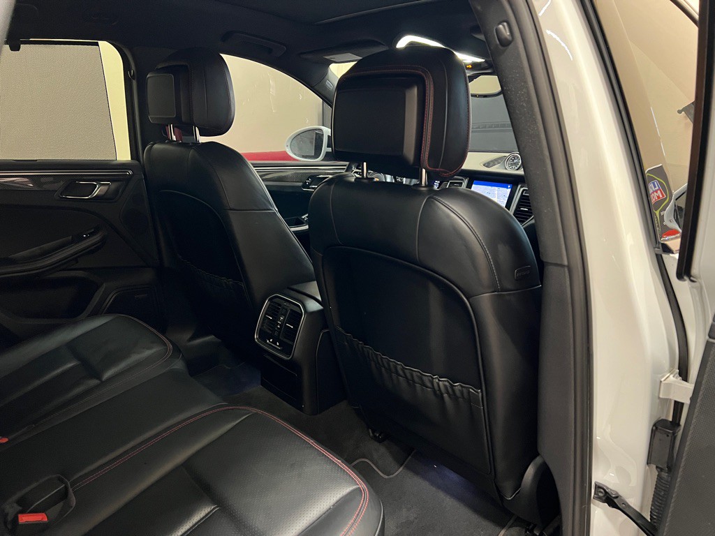 2017 Porsche Macan Image 34