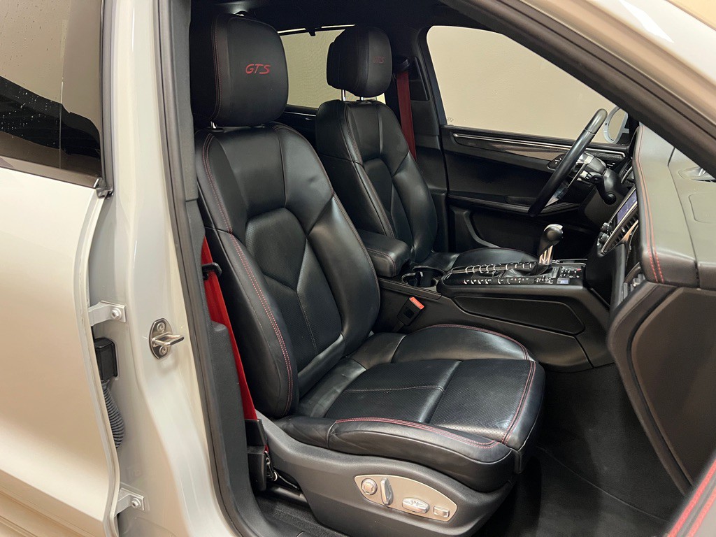 2017 Porsche Macan Image 35