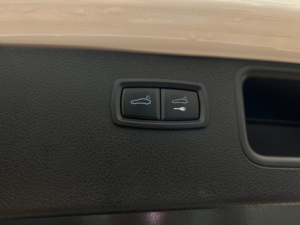 2017 Porsche Macan Image 37