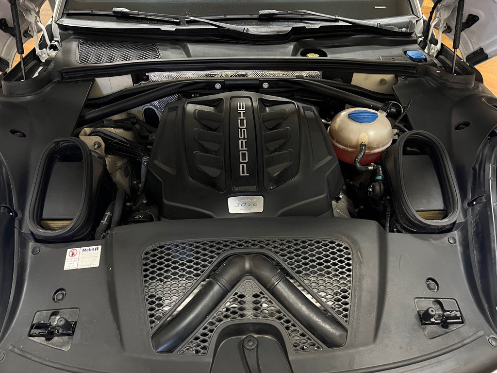 2017 Porsche Macan Image 38