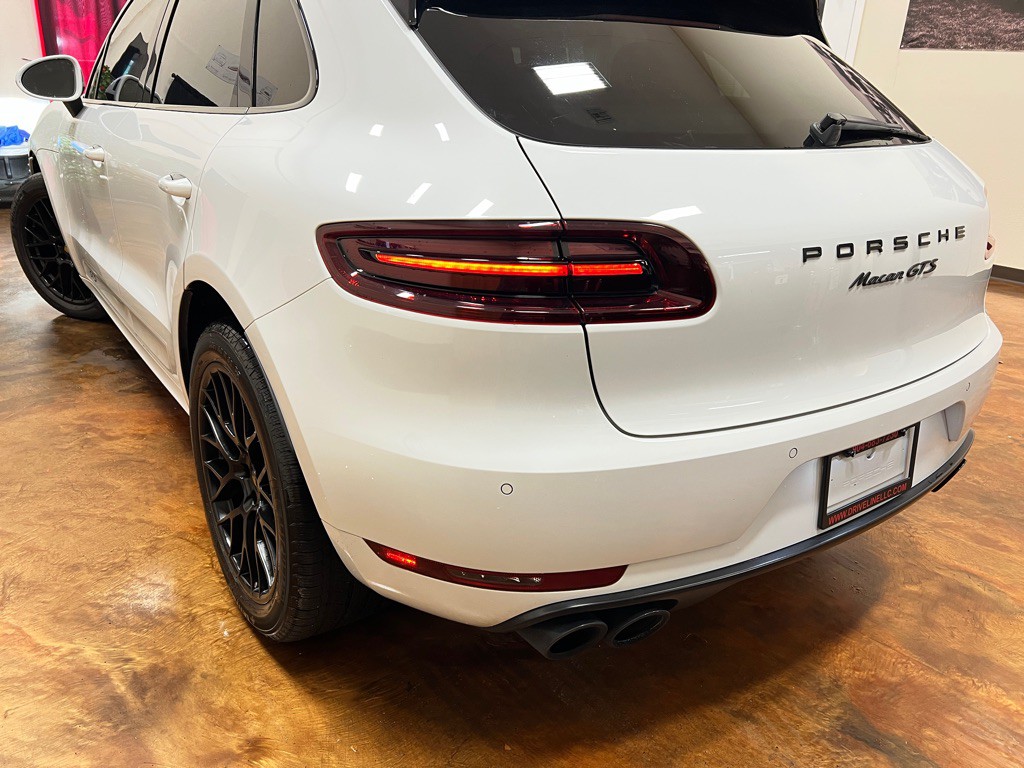 2017 Porsche Macan Image 40