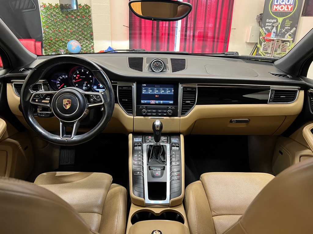 2017 Porsche Macan Image 14