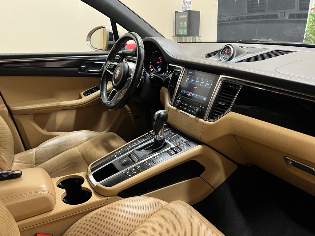 2017 Porsche Macan Image 15