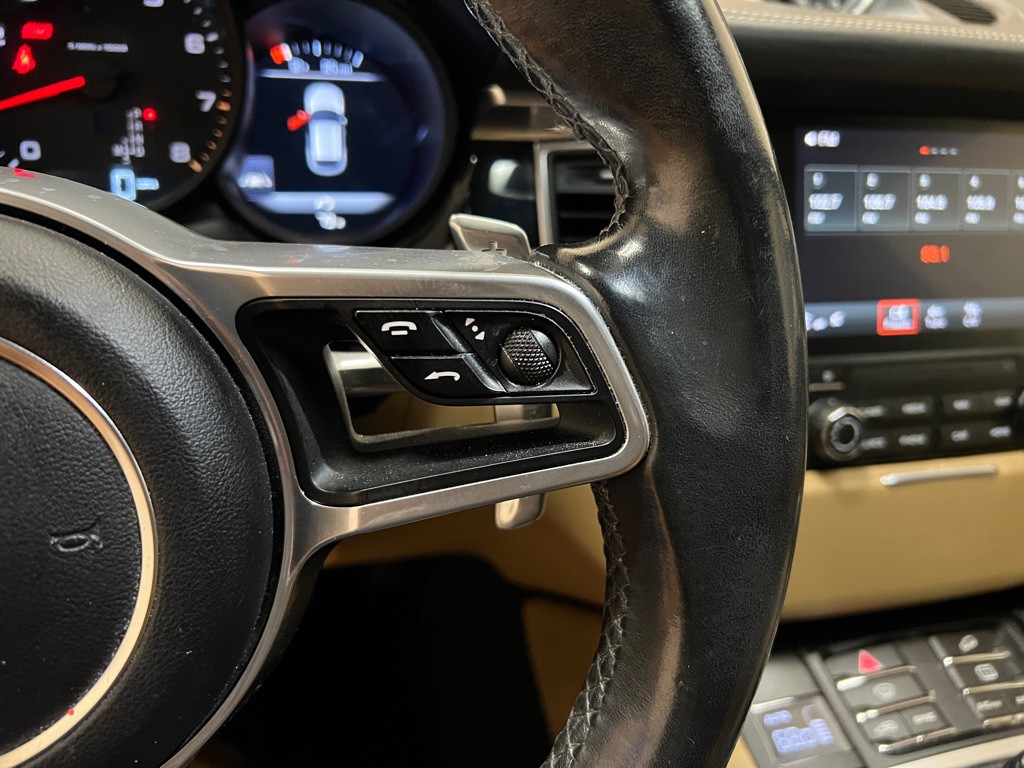 2017 Porsche Macan Image 19
