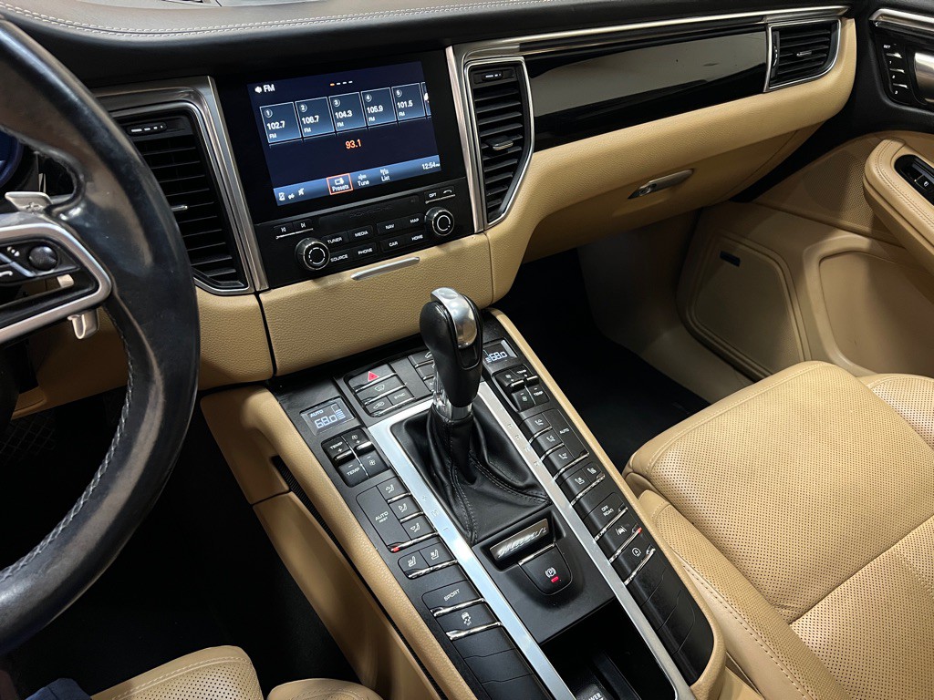 2017 Porsche Macan Image 23