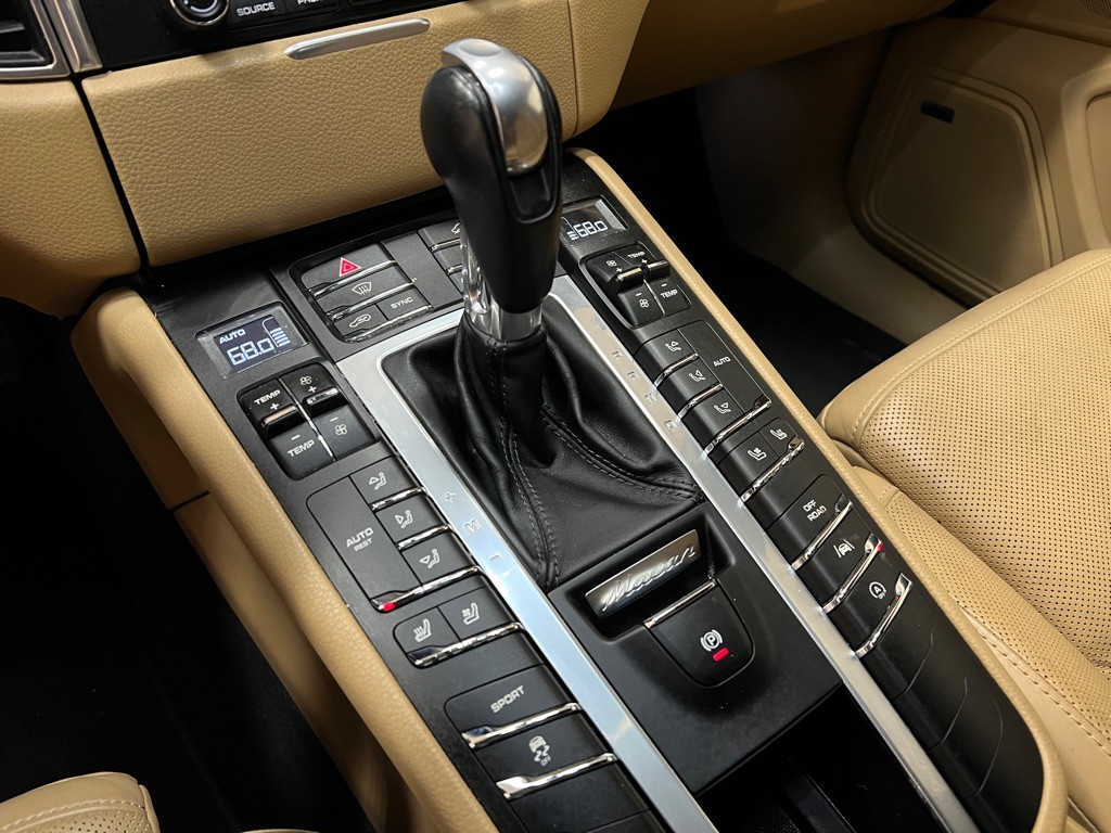 2017 Porsche Macan Image 26