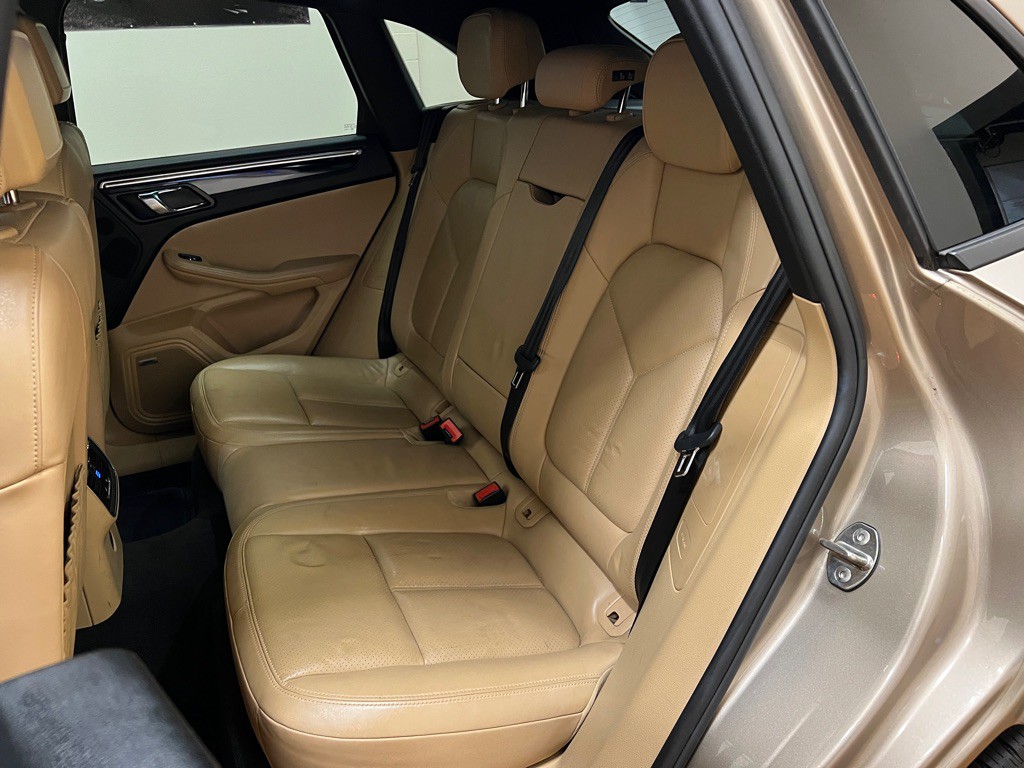 2017 Porsche Macan Image 31