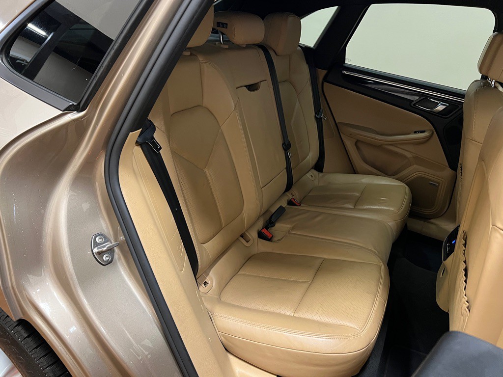 2017 Porsche Macan Image 32