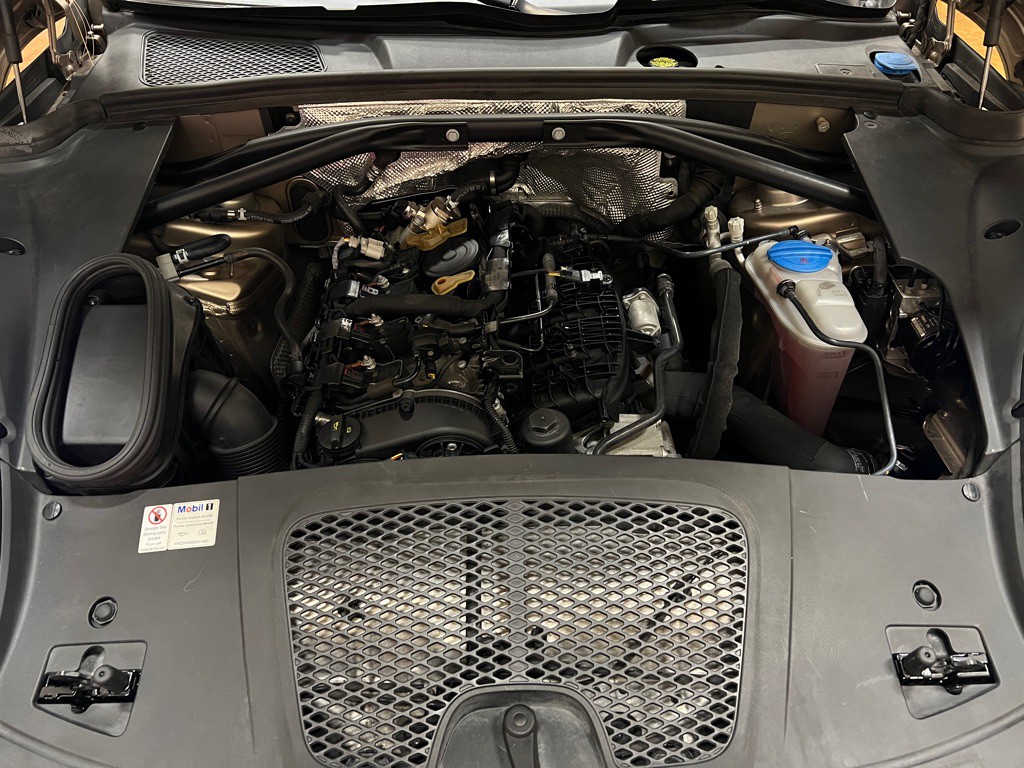 2017 Porsche Macan Image 37