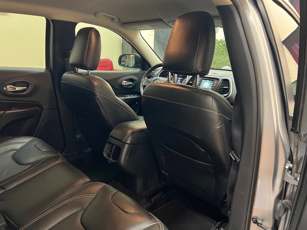 2016 Jeep Cherokee Image 32