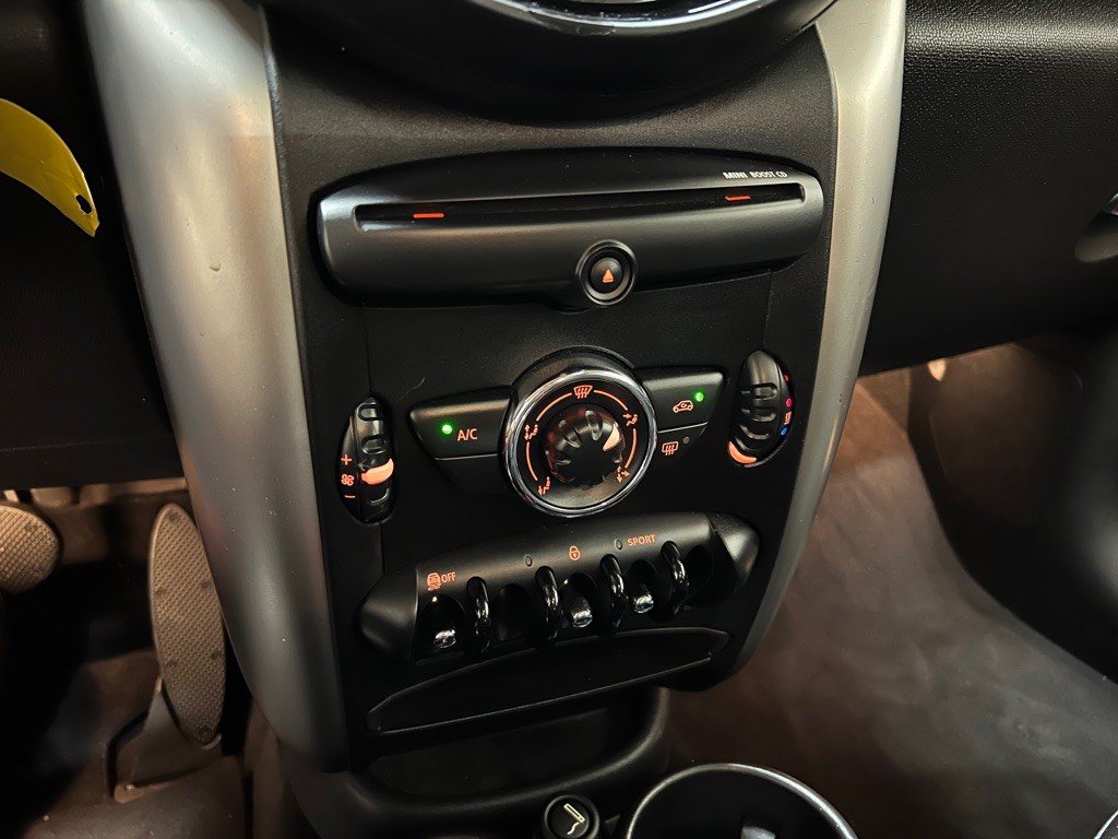 2013 MINI Cooper Image 24