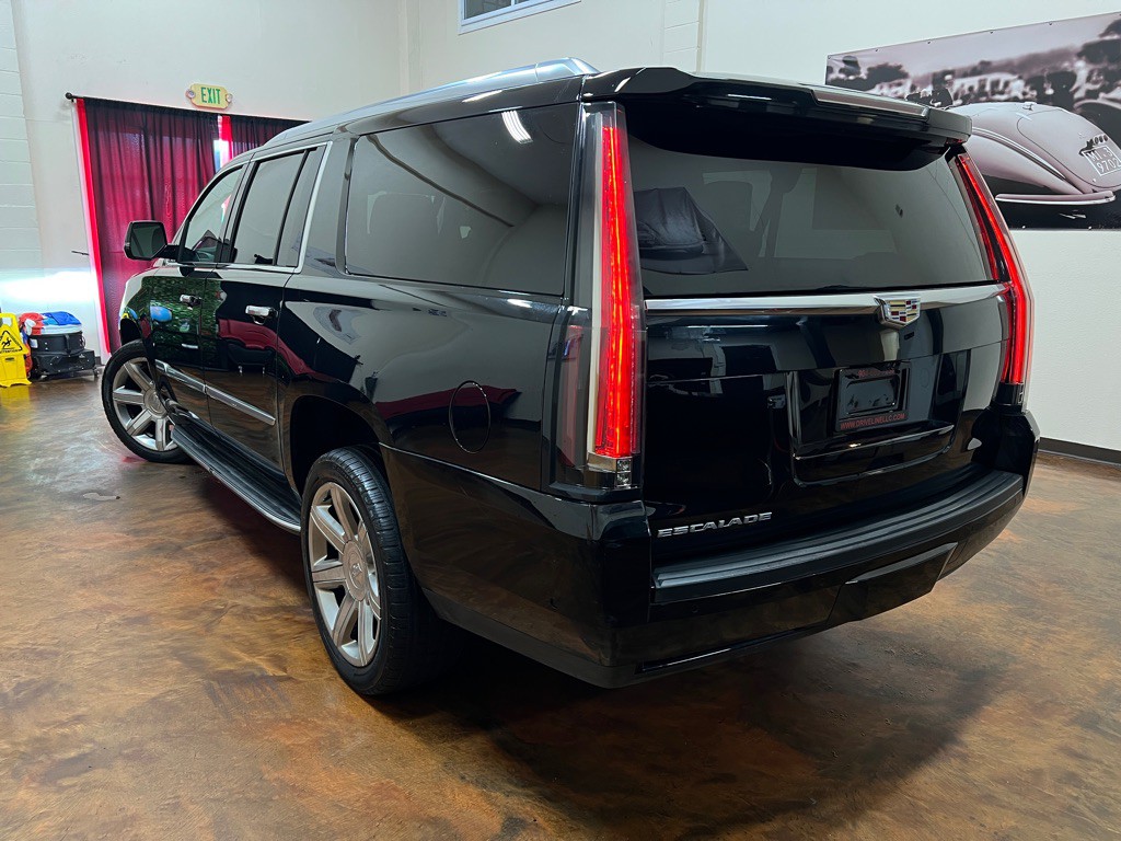 2020 Cadillac Escalade Image 2