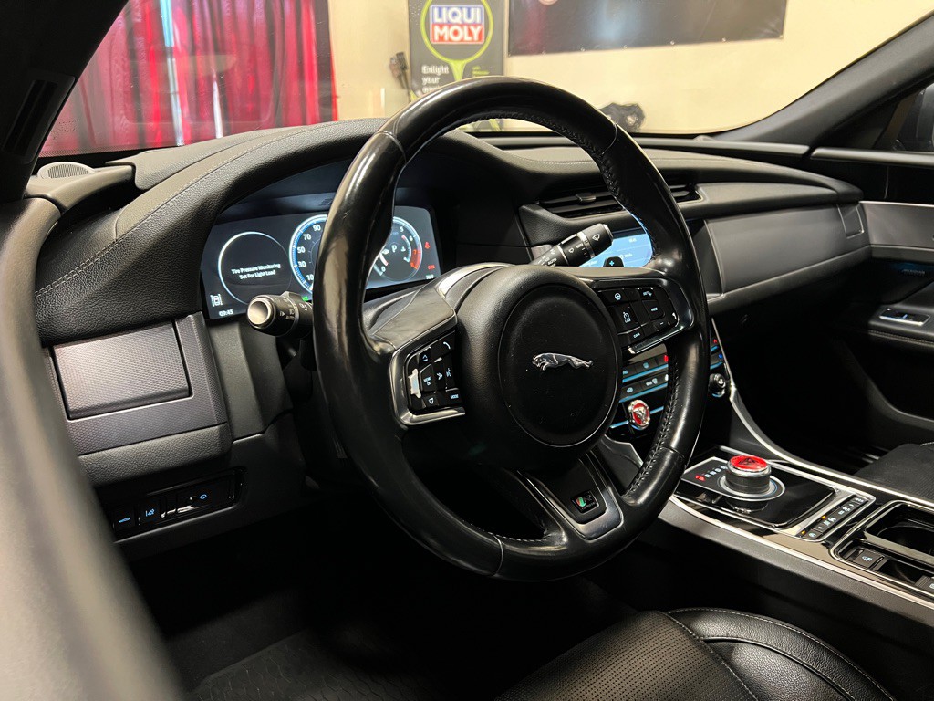 2017 Jaguar XF Image 13