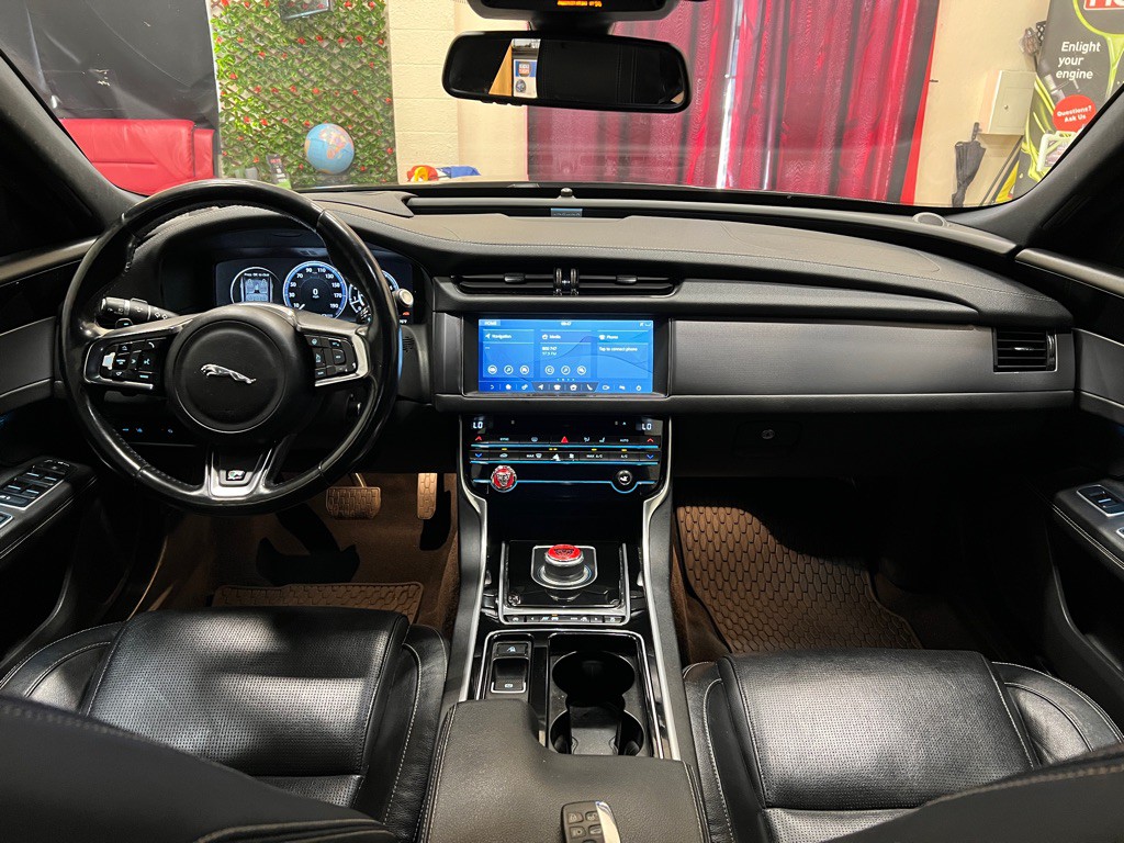 2017 Jaguar XF Image 14