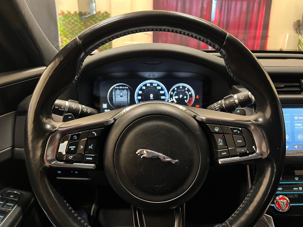 2017 Jaguar XF Image 18