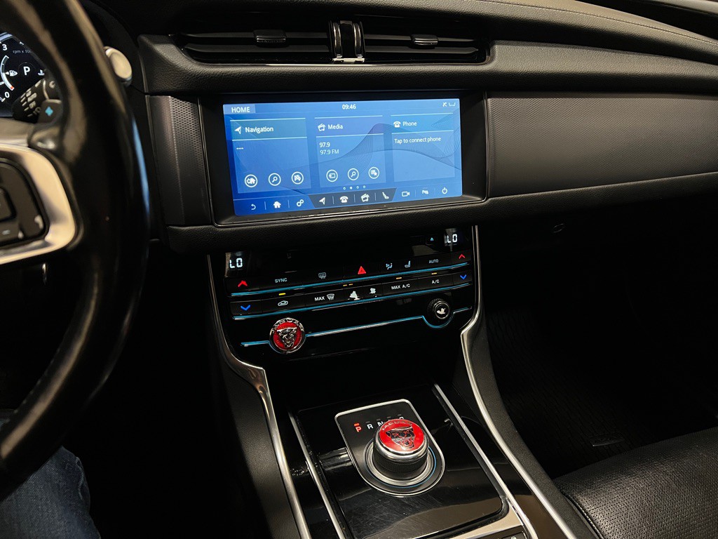 2017 Jaguar XF Image 20
