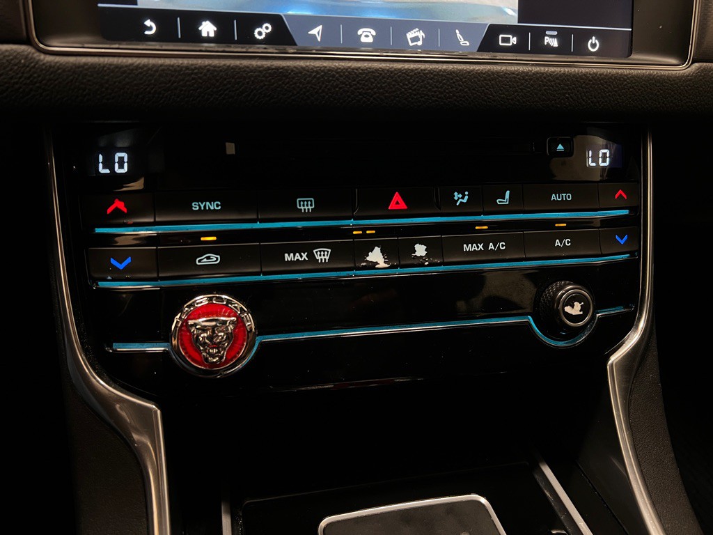 2017 Jaguar XF Image 23