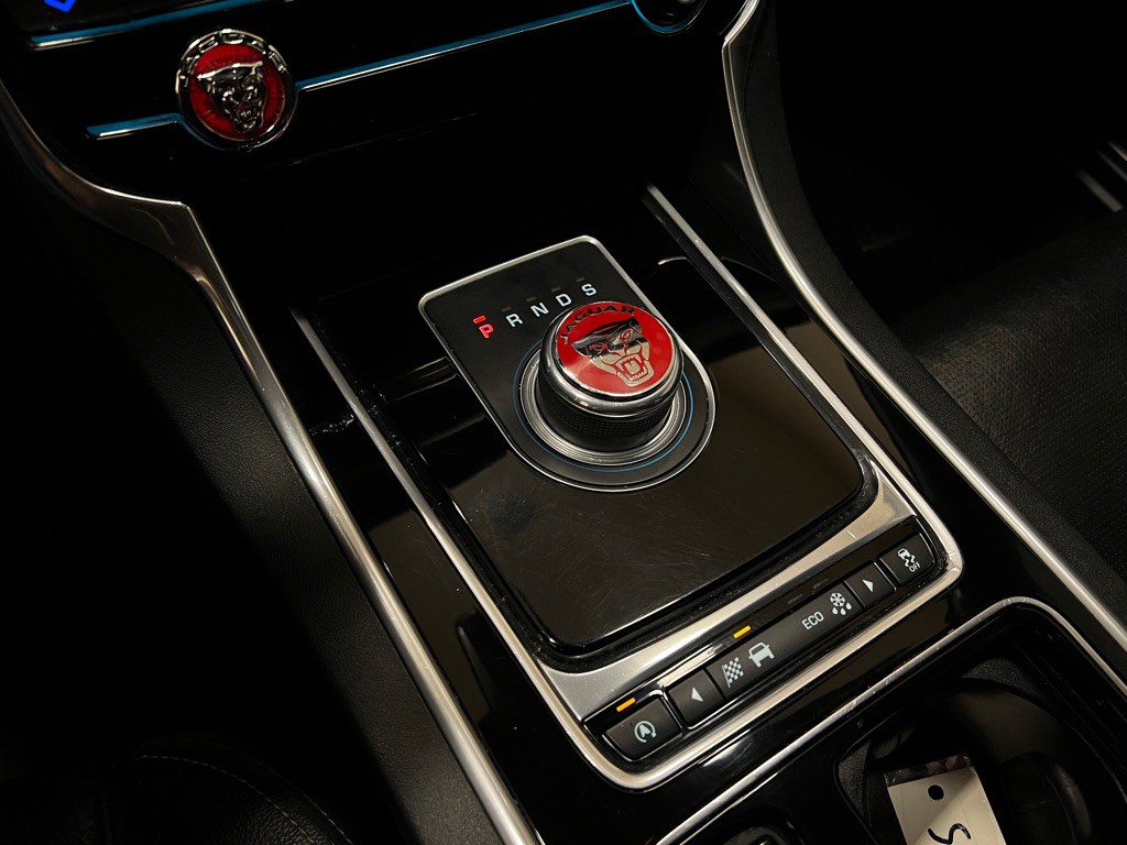 2017 Jaguar XF Image 24