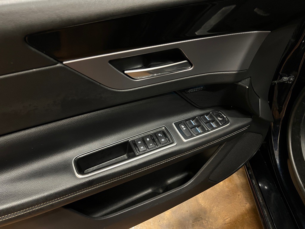2017 Jaguar XF Image 25