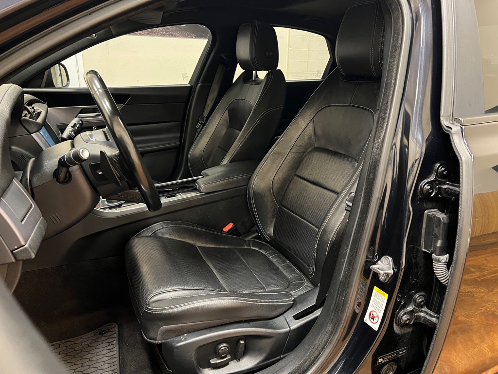 2017 Jaguar XF Image 27