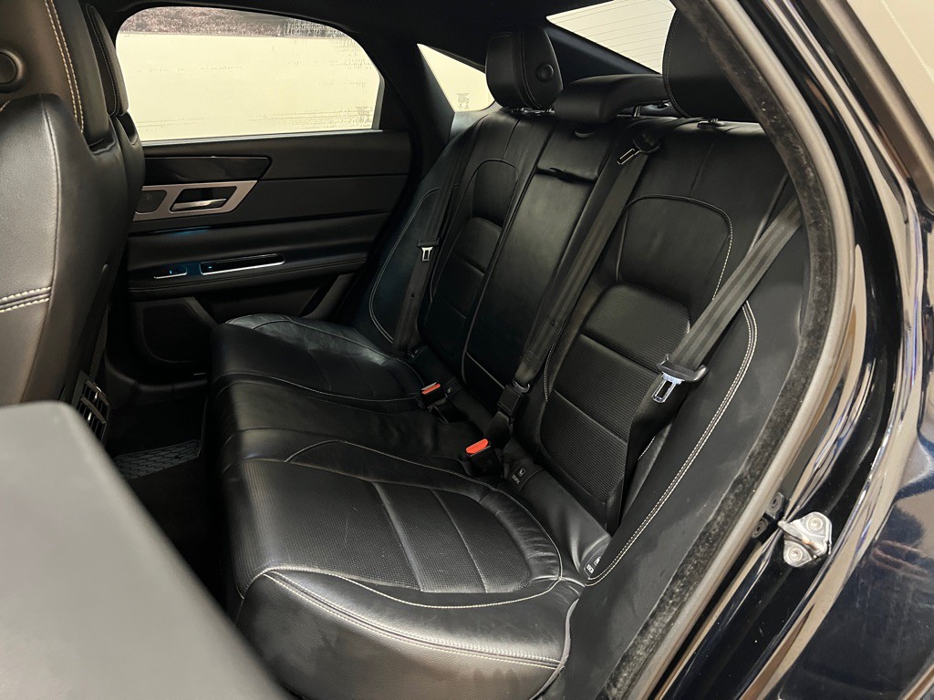 2017 Jaguar XF Image 29