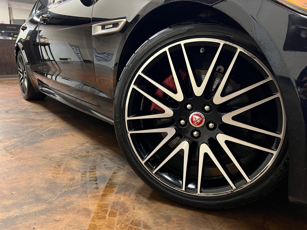 2017 Jaguar XF Image 38