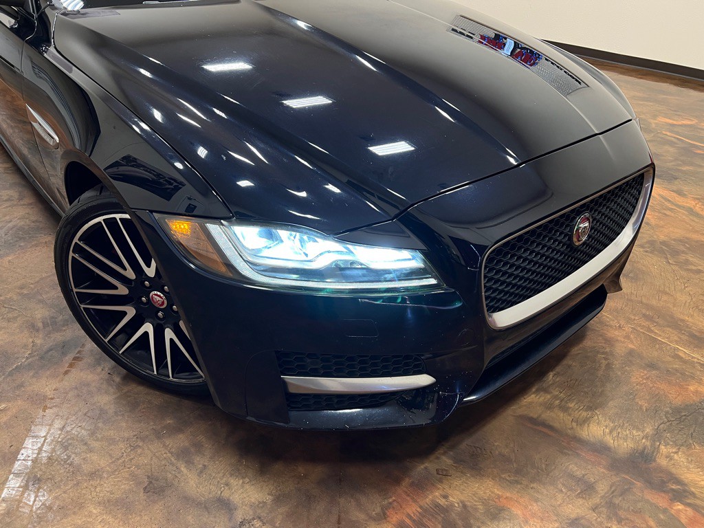 2017 Jaguar XF Image 40