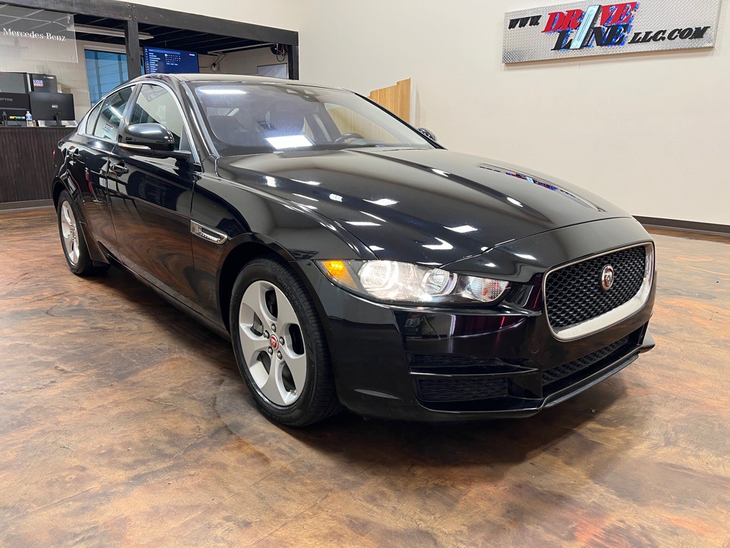 2017 Jaguar XE Image 3