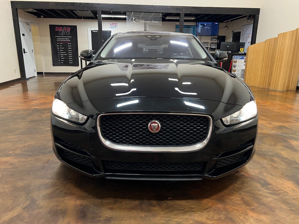 2017 Jaguar XE Image 4