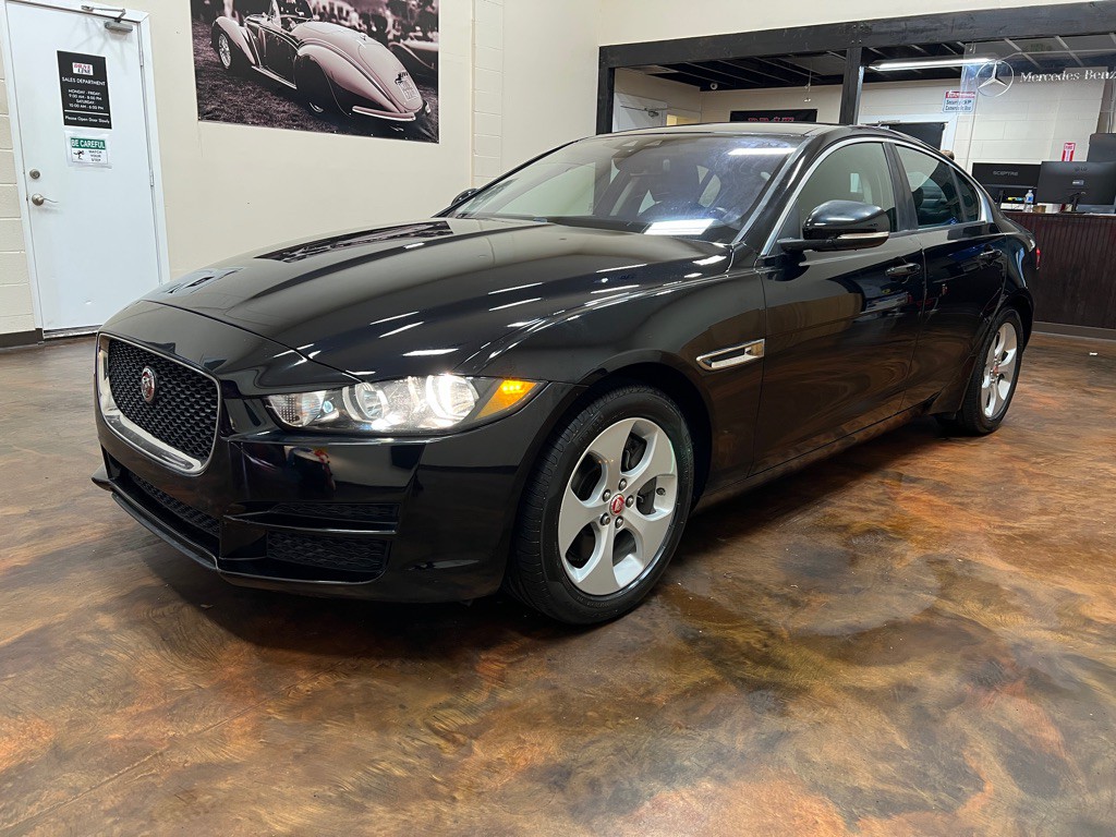 2017 Jaguar XE Image 5