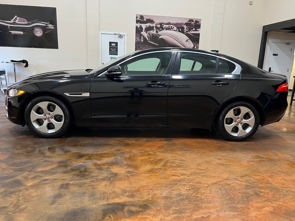 2017 Jaguar XE Image 6