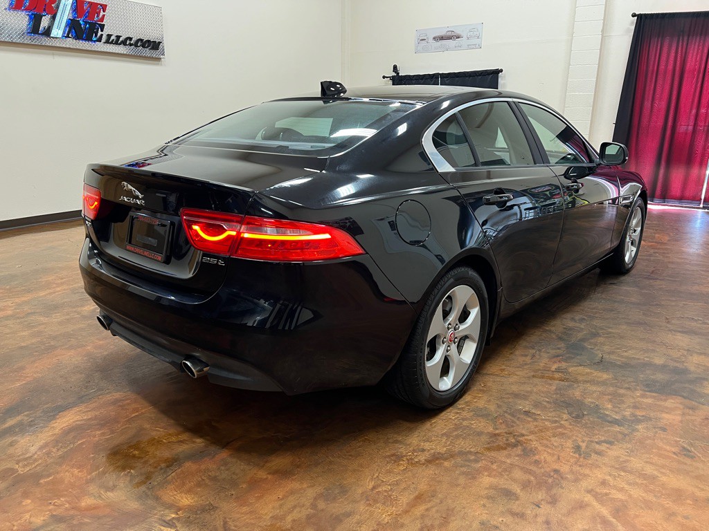 2017 Jaguar XE Image 9