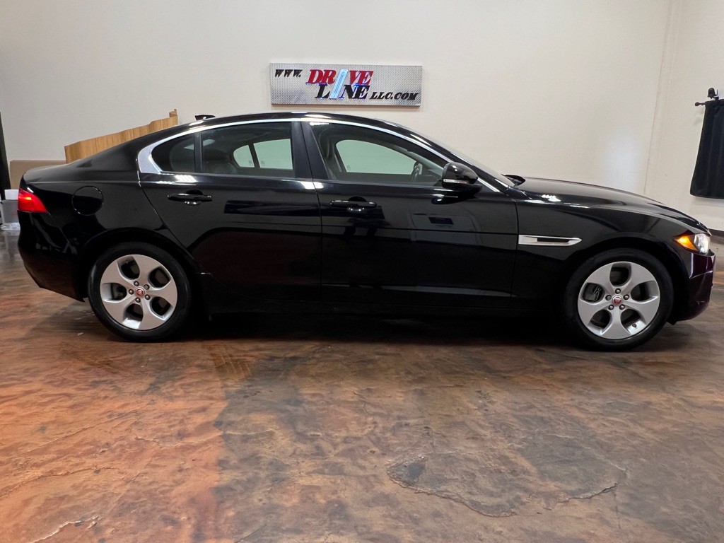 2017 Jaguar XE Image 10