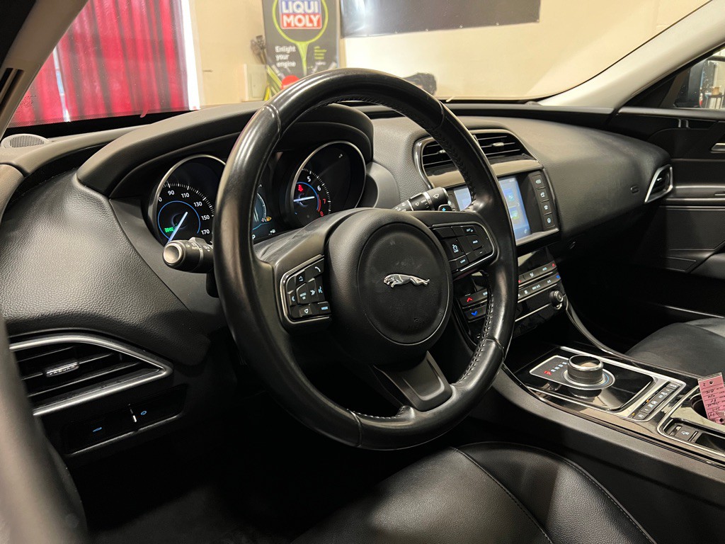 2017 Jaguar XE Image 13