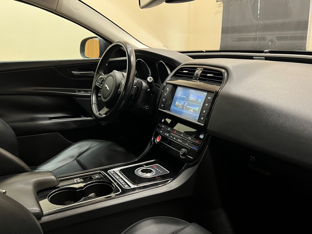 2017 Jaguar XE Image 15