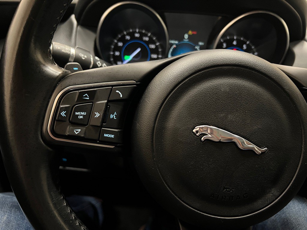 2017 Jaguar XE Image 17