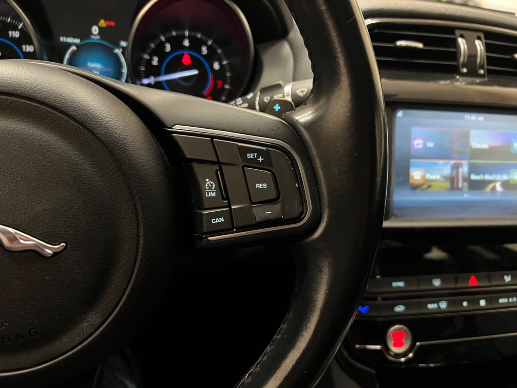 2017 Jaguar XE Image 19