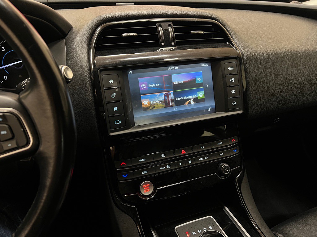 2017 Jaguar XE Image 22