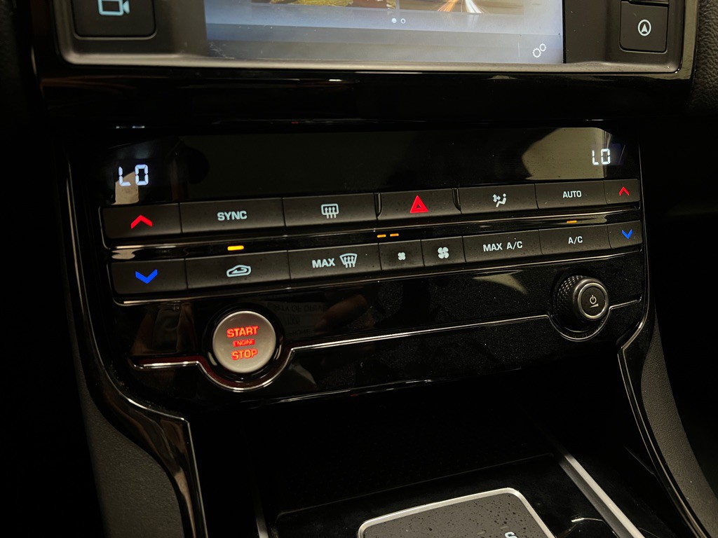 2017 Jaguar XE Image 25