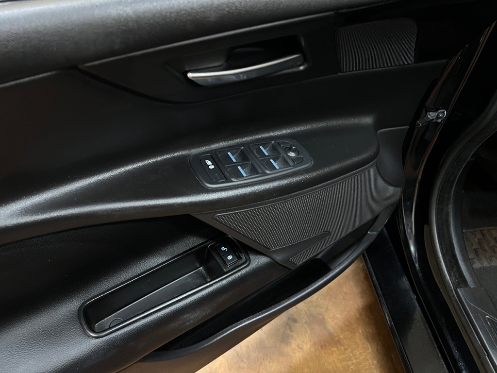 2017 Jaguar XE Image 27